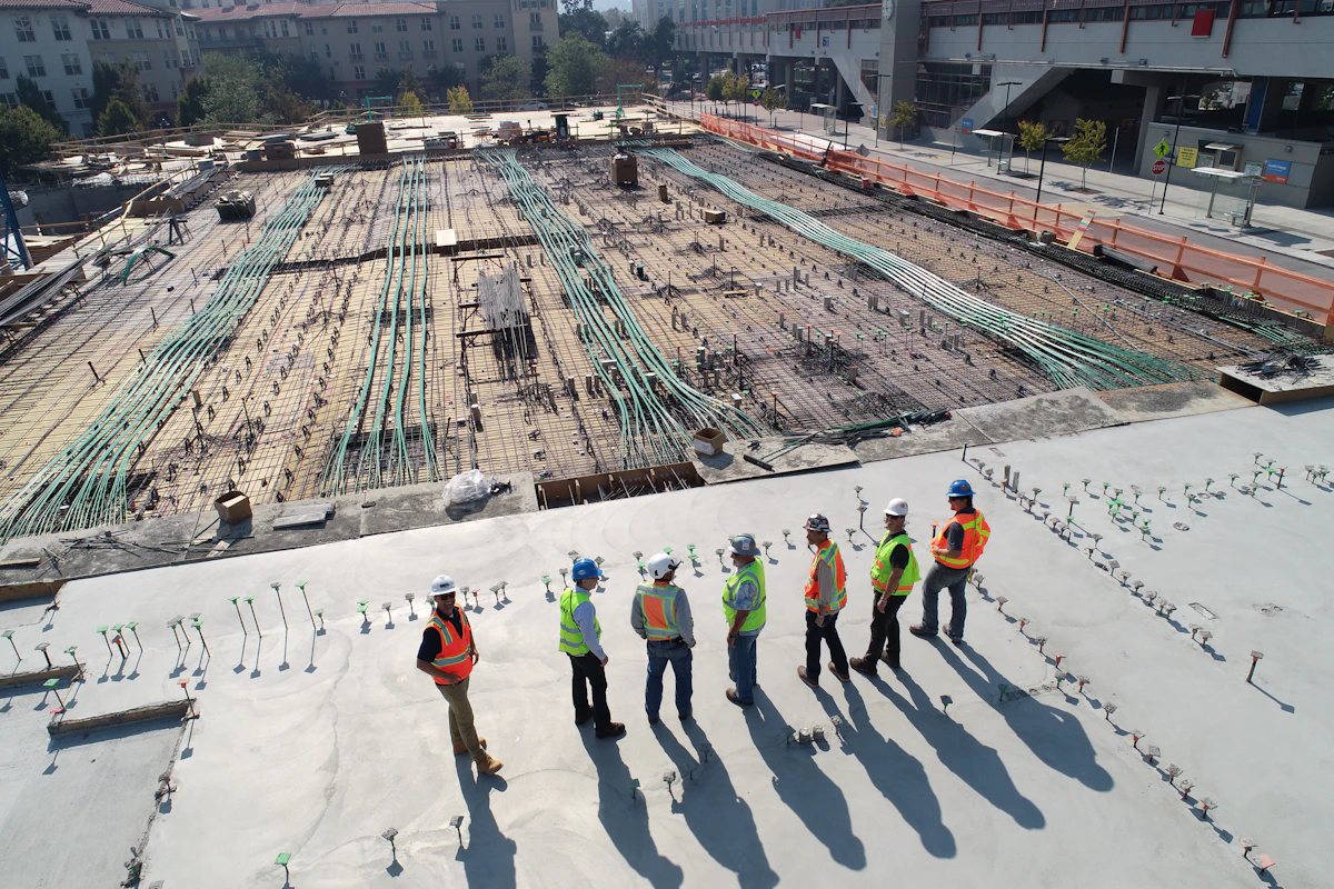 Bauleiter prüft Baupläne auf einer modernen Baustelle in Wien