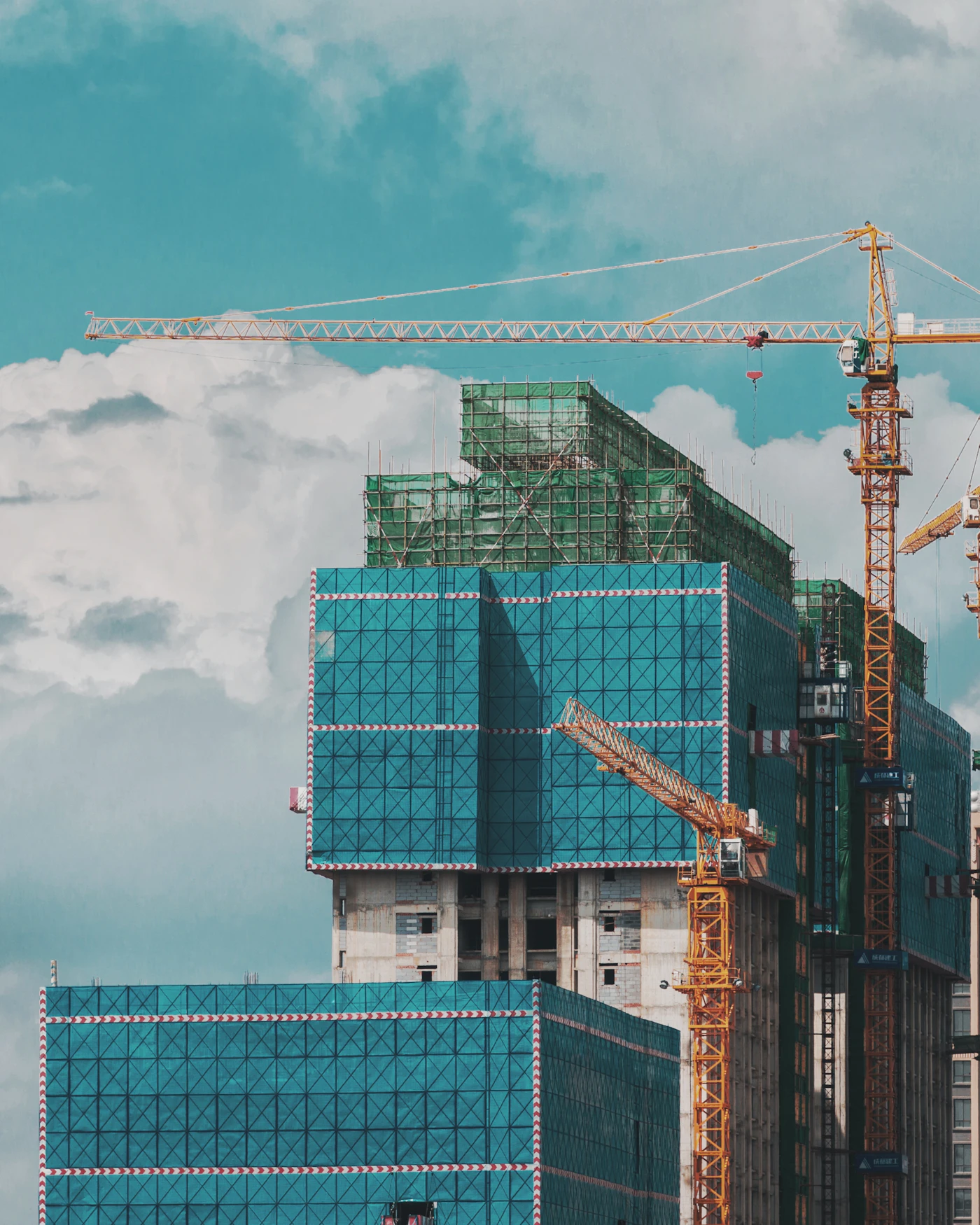 Moderne Hochbau-Baustelle mit Kran – VIVO Bau Generalunternehmer in Wien